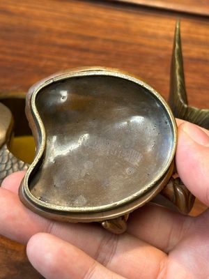 Boîte couverte en bronze partiellement dorée figurant Ebisu sur une dorade, Japon, signée Miyao Zo, Meiji, vers 1880 — photo 11