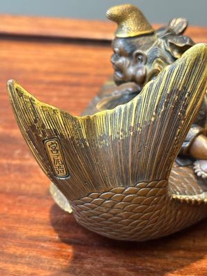 Boîte couverte en bronze partiellement dorée figurant Ebisu sur une dorade, Japon, signée Miyao Zo, Meiji, vers 1880 — photo 6
