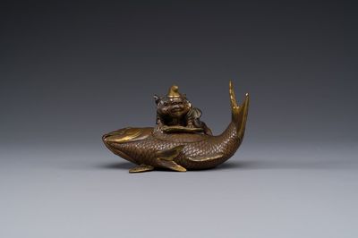 Boîte couverte en bronze partiellement dorée figurant Ebisu sur une dorade, Japon, signée Miyao Zo, Meiji, vers 1880