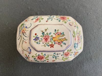 Boîte couverte en émaux de Canton à décor floral, Chine, Yongzheng/Qianlong — photo 1