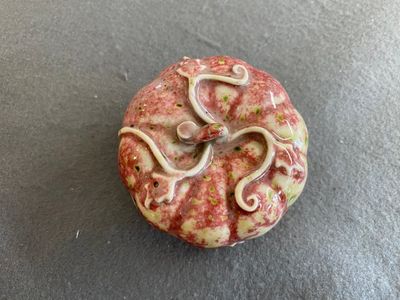 Boîte couverte en forme de citrouille en porcelaine de Chine à émail dit 'fleur de pêche', 19ème — photo 1
