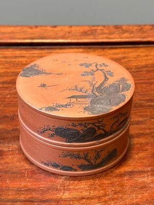 Boîte couverte en grès de Yixing à émail bleu à décor de paysage montagneux, 18/19ème — photo 1