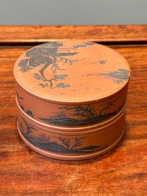 Boîte couverte en grès de Yixing à émail bleu à décor de paysage montagneux, 18/19ème — photo 2