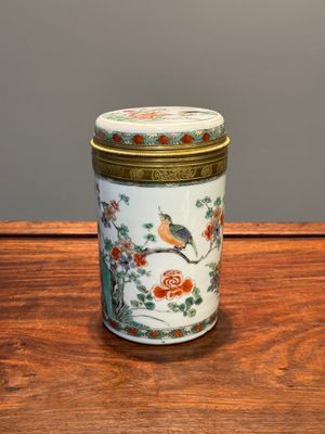 Boîte de forme cylindrique couverte en porcelaine de Chine famille verte à monture en bronze doré, Kangxi — photo 1