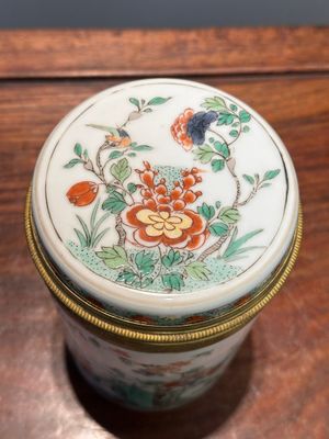 Boîte de forme cylindrique couverte en porcelaine de Chine famille verte à monture en bronze doré, Kangxi — photo 4