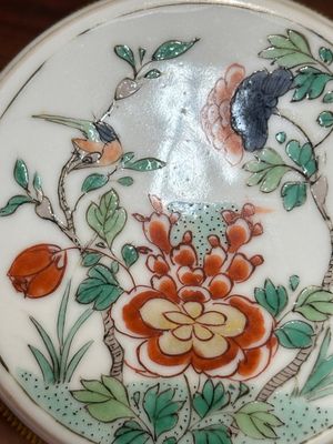 Boîte de forme cylindrique couverte en porcelaine de Chine famille verte à monture en bronze doré, Kangxi — photo 5