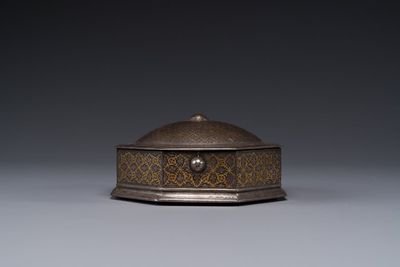 Boîte de forme octogonale en argent incrusté et doré en or, Iran, 18/19ème — photo 3