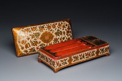 Boîte de forme rectangulaire en bois laqué et peint, Kashmir, Inde, 19ème