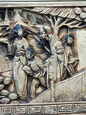 Boîte en bois sculpté de Canton avec une plaque en porcelaine famille rose, Chine, République — photo 13