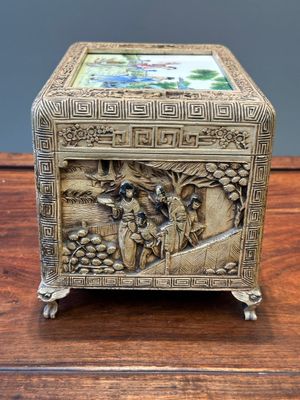 Boîte en bois sculpté de Canton avec une plaque en porcelaine famille rose, Chine, République — photo 2