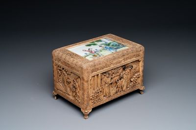 Boîte en bois sculpté de Canton avec une plaque en porcelaine famille rose, Chine, République