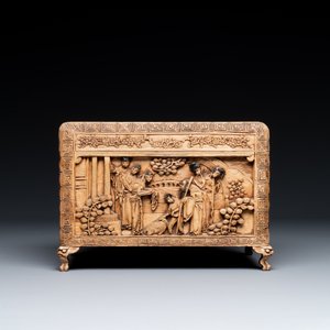 Boîte en bois sculpté de Canton avec une plaque en porcelaine famille rose, Chine, République — photo 3
