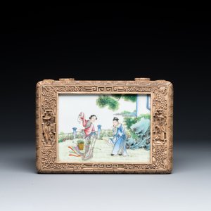 Boîte en bois sculpté de Canton avec une plaque en porcelaine famille rose, Chine, République — photo 7