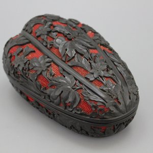 Boite en laque noir et rouge sculptée de Chine,19e-20e — photo 1