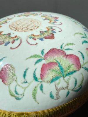 Boîte ronde couverte en porcelaine de Chine famille rose à décor de chauve-souris, sanduo et Shou, marque et époque de Guangxu — photo 4