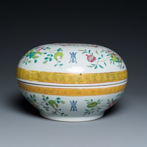 Boîte ronde couverte en porcelaine de Chine famille rose à décor de chauve-souris, sanduo et Shou, marque et époque de Guangxu — photo 4