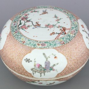 Boîte ronde couverte en porcelaine de Chine, famille rose, marquée Qianlong et probablement de cette période — photo 1