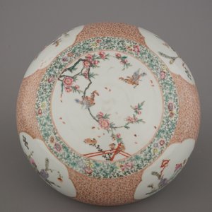 Boîte ronde couverte en porcelaine de Chine, famille rose, marquée Qianlong et probablement de cette période — photo 5