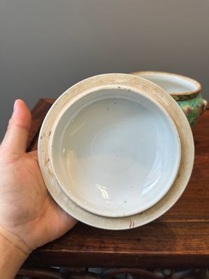 Bol couvert de type 'kamcheng' en porcelaine de Chine famille rose pour le marché Straits ou Peranakan, 19ème — photo 6