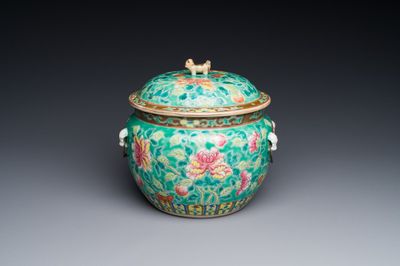 Bol couvert de type 'kamcheng' en porcelaine de Chine famille rose pour le marché Straits ou Peranakan, 19ème