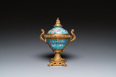Bol couvert en émaux de Canton à monture en bronze doré, Chine, Jiaqing