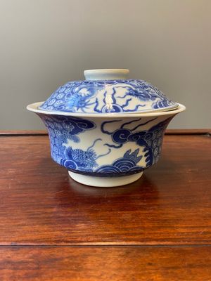 Bol couvert en porcelaine de Chine 'Bleu de Hue' pour le Vietnam, marque d'un dragon pour la période Thiệu Trị (1840-1847) — photo 1