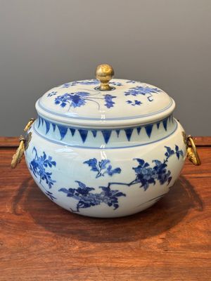 Bol couvert en porcelaine de Chine bleu et blanc à décor floral aux montures en bronze doré, époque Transition — photo 1