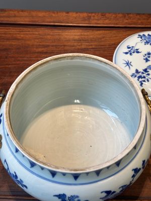 Bol couvert en porcelaine de Chine bleu et blanc à décor floral aux montures en bronze doré, époque Transition — photo 12