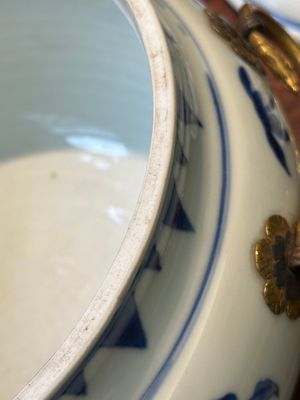 Bol couvert en porcelaine de Chine bleu et blanc à décor floral aux montures en bronze doré, époque Transition — photo 13