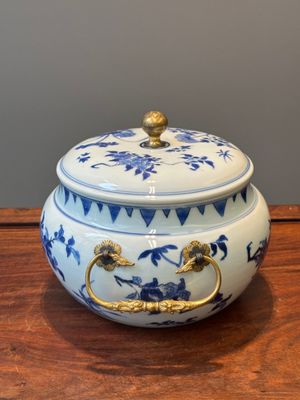 Bol couvert en porcelaine de Chine bleu et blanc à décor floral aux montures en bronze doré, époque Transition — photo 2