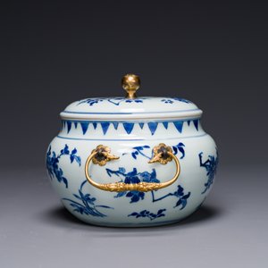 Bol couvert en porcelaine de Chine bleu et blanc à décor floral aux montures en bronze doré, époque Transition — photo 4
