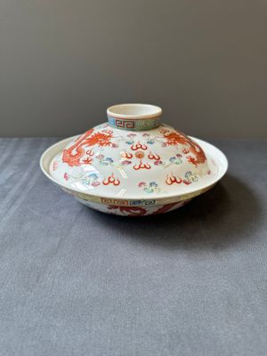 Bol couvert en porcelaine de Chine famille rose à décor de Dragons, marque de Guangxu, 19ème — photo 1