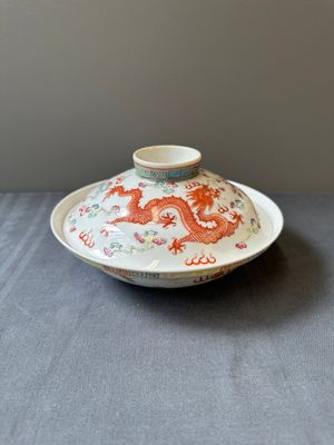 Bol couvert en porcelaine de Chine famille rose à décor de Dragons, marque de Guangxu, 19ème — photo 2