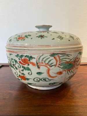 Bol couvert en porcelaine de Chine wucai à décor de phénix, époque Transition — photo 1