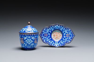 Bol couvert sur son support en émaux de Canton à fond bleu, Chine, Qianlong