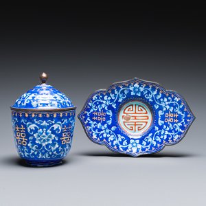 Bol couvert sur son support en émaux de Canton à fond bleu, Chine, Qianlong — photo 1