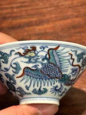 Bol de forme conique en porcelaine de Chine doucai à décor de phénix, marque Chenghua, Kangxi/Yongzheng — photo 2