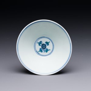 Bol de forme conique en porcelaine de Chine doucai à décor de phénix, marque Chenghua, Kangxi/Yongzheng — photo 3