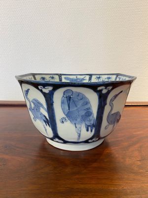 Bol de forme octogonale en porcelaine Arita de Japon en bleu et blanc à décor de grues, Edo, 18ème — photo 2