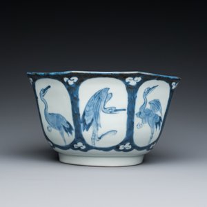 Bol de forme octogonale en porcelaine Arita de Japon en bleu et blanc à décor de grues, Edo, 18ème — photo 2