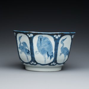 Bol de forme octogonale en porcelaine Arita de Japon en bleu et blanc à décor de grues, Edo, 18ème — photo 3