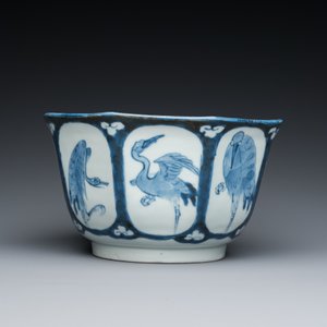 Bol de forme octogonale en porcelaine Arita de Japon en bleu et blanc à décor de grues, Edo, 18ème — photo 5