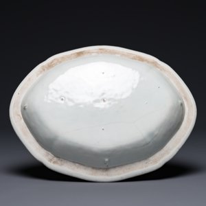 Bol de forme ovale en porcelaine de Chine famille rose de Canton à décor figuratif, 19ème — photo 2