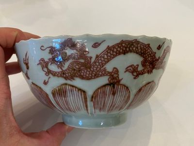 Bol en forme de lotus en porcelaine de Chine à décor de dragons en rouge de cuivre sur fond céladon, Kangxi — photo 2