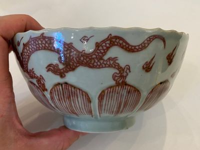 Bol en forme de lotus en porcelaine de Chine à décor de dragons en rouge de cuivre sur fond céladon, Kangxi — photo 3