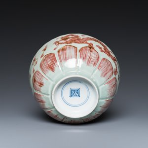 Bol en forme de lotus en porcelaine de Chine à décor de dragons en rouge de cuivre sur fond céladon, Kangxi — photo 7