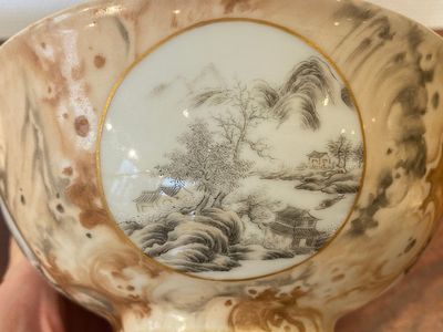Bol en porcelaine de Chine aux médaillons en grisaille sur fond faux bois, marque de Qianlong, République — photo 11