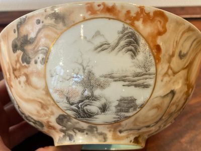 Bol en porcelaine de Chine aux médaillons en grisaille sur fond faux bois, marque de Qianlong, République — photo 9