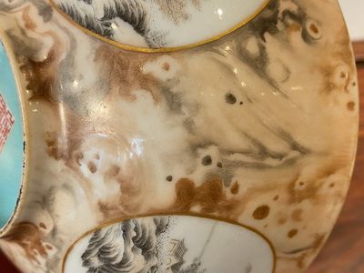 Bol en porcelaine de Chine aux médaillons en grisaille sur fond faux bois, marque de Qianlong, République — photo 10