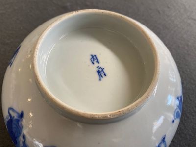 Bol en porcelaine de Chine 'Bleu de Hue' pour le Vietnam à décor de 18 luohans, marque Nei Fu 內府, 19ème — photo 2